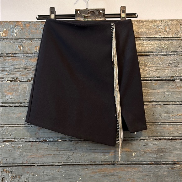 Elegant Black Skirt with Chain Detail - Picture 5 of 6